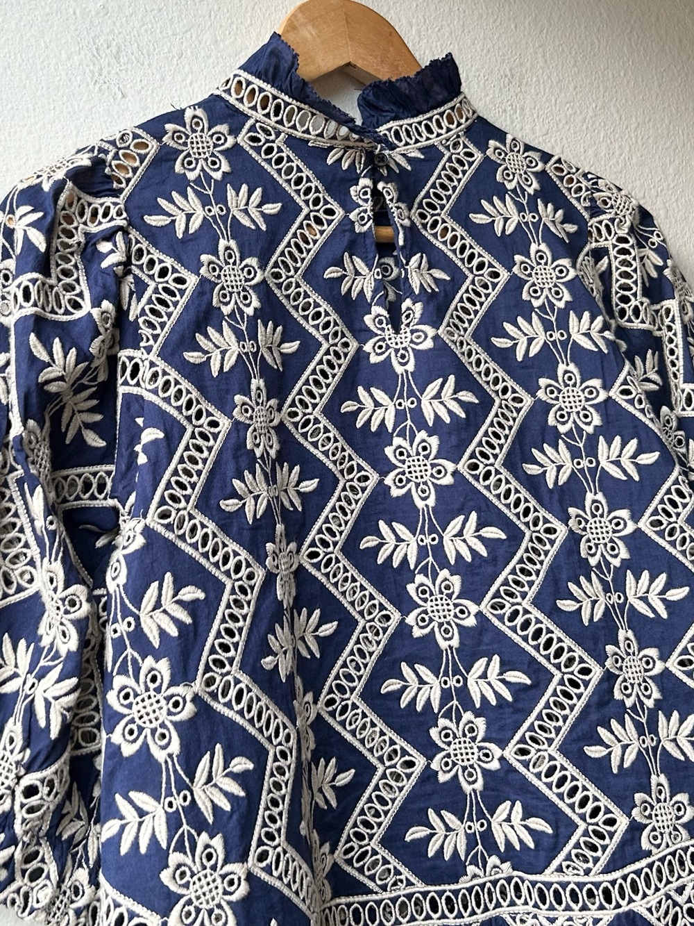 Rare Sea New York Navy Blue Cream Crochet Eyelet Lace Zippy Short Sleeve Top M - Picture 7 of 15